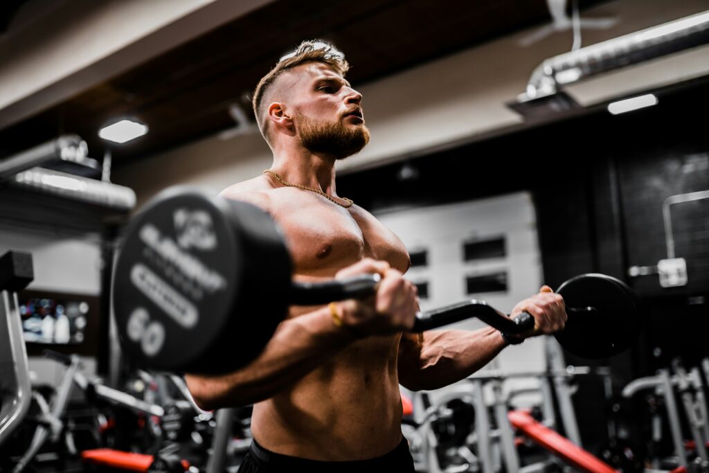 rutina de entrenamiento con pesas